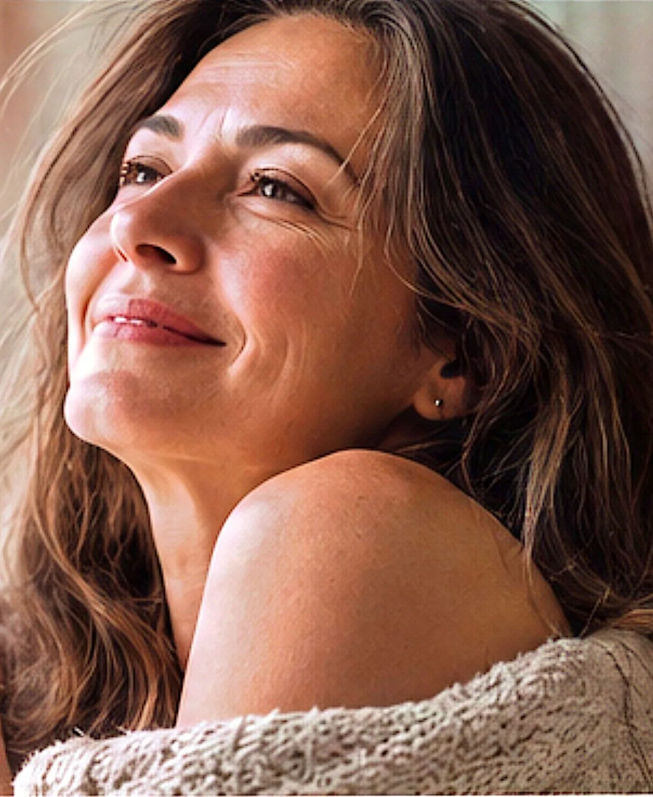 Mujer en retrato luminoso que representa esperanza y recuperación después del cáncer de mama.