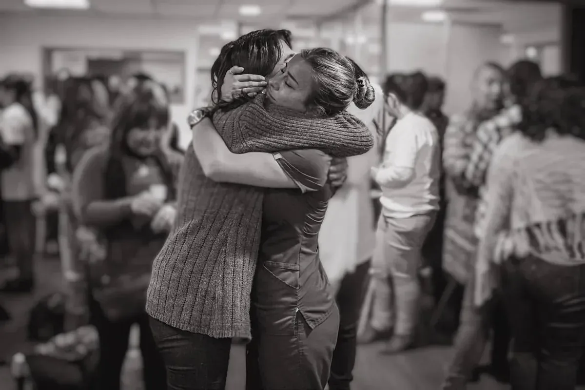 Una mujer abraza a otra en una jornada de la Fundación Fempo