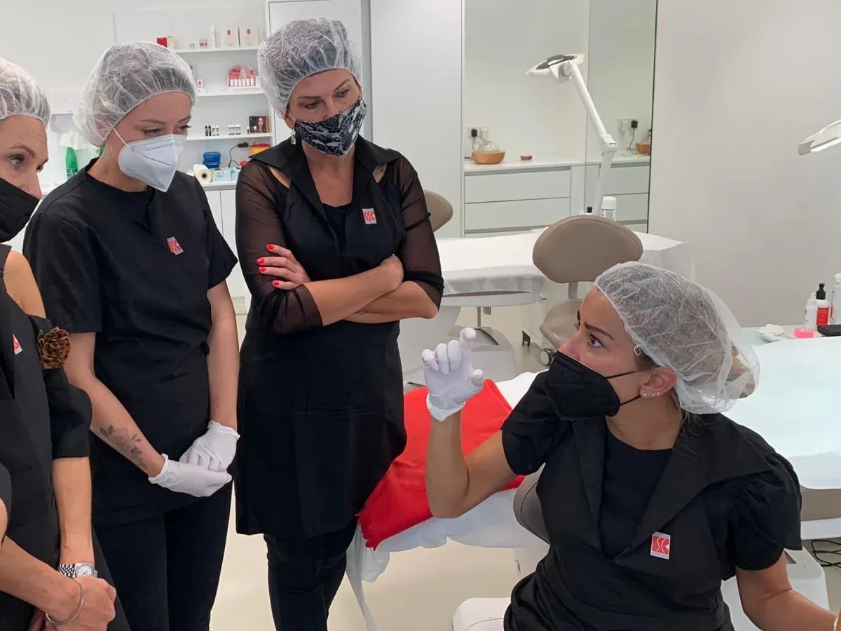 Alumnas observando un procedimiento durante una formación de la fundación